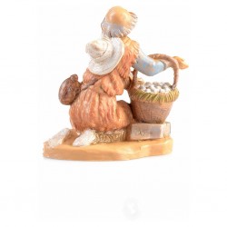 Anziano con cesto di uova