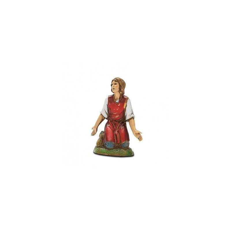 Donna inginocchiata con braccia aperte