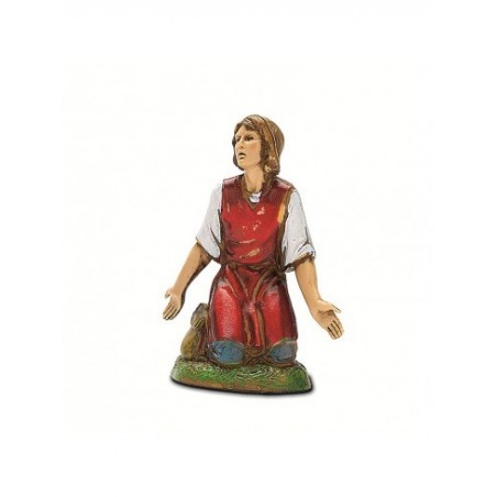 Donna inginocchiata con braccia aperte