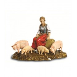 Donna seduta con maiali