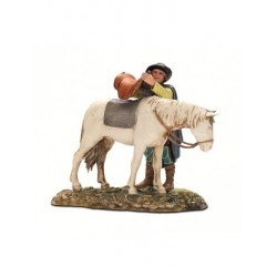 Uomo che sella cavallo