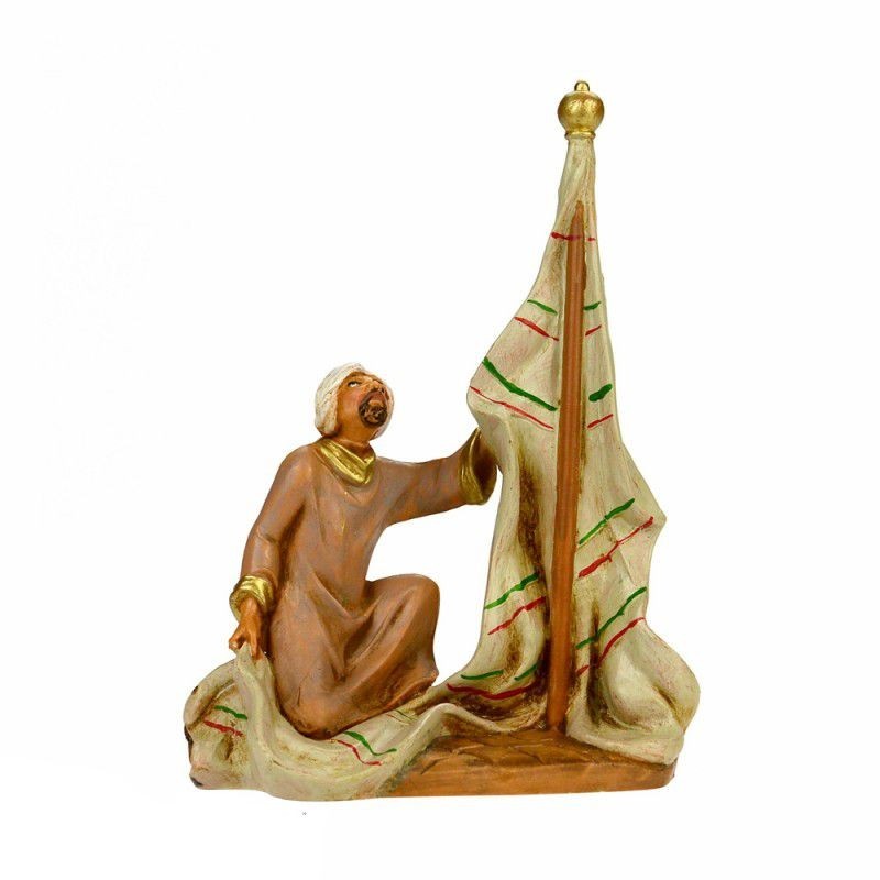 Uomo che monta tenda