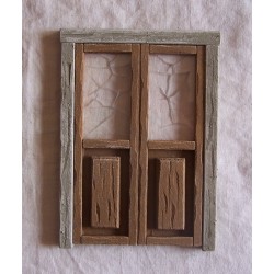 Finestra a balcone con vetro rotto e cornice 062