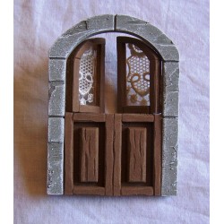 Finestra a balcone arrotondato con tendine e cornice 085