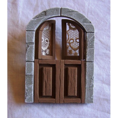 Finestra a balcone arrotondato con tendine e cornice 085