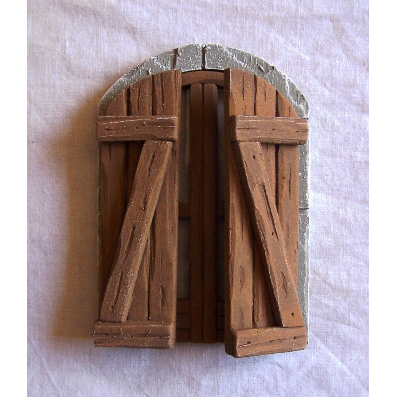 Finestra a balcone con sportelli semi chiusi 087