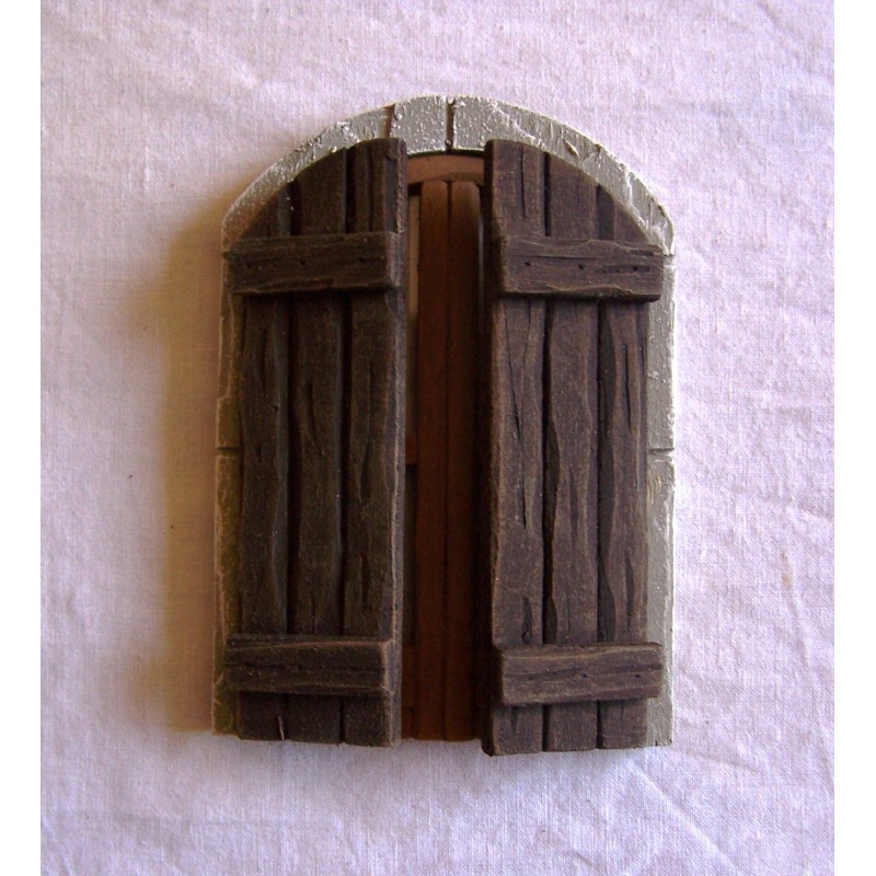 Finestra a balcone arrotondato con sportelli aperti 088